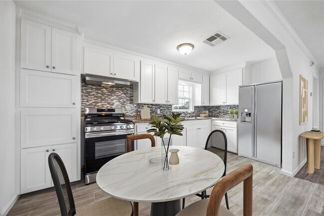 Building Photo - 609 Avenue M