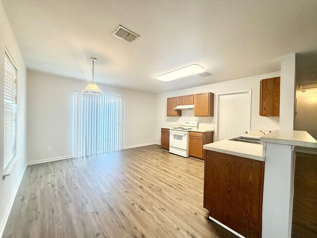 Foto del edificio - Updated and ready for occupancy