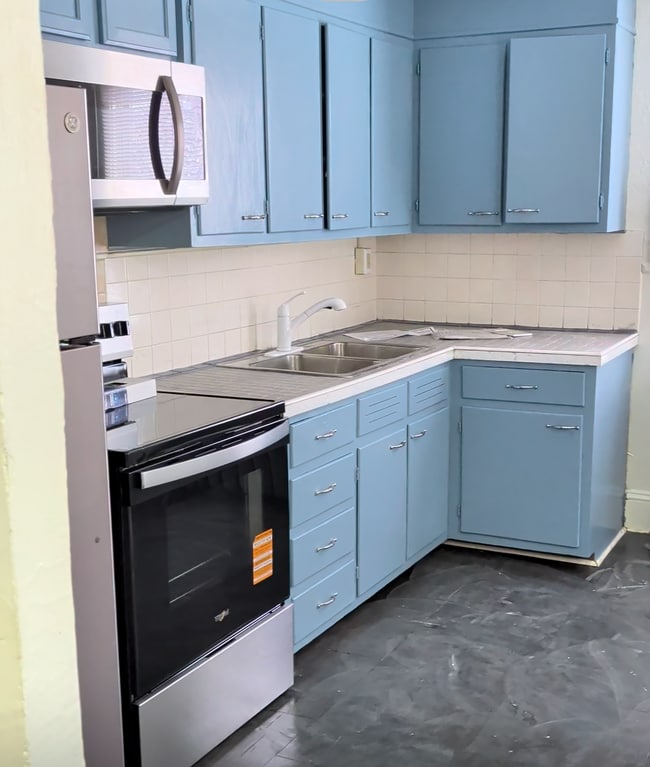 Building Photo - 319 W 11th St