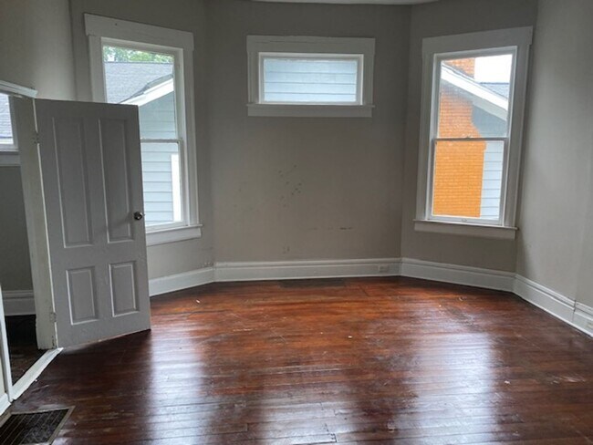 Foto del edificio - Three bedroom two bath house ready for a new resident