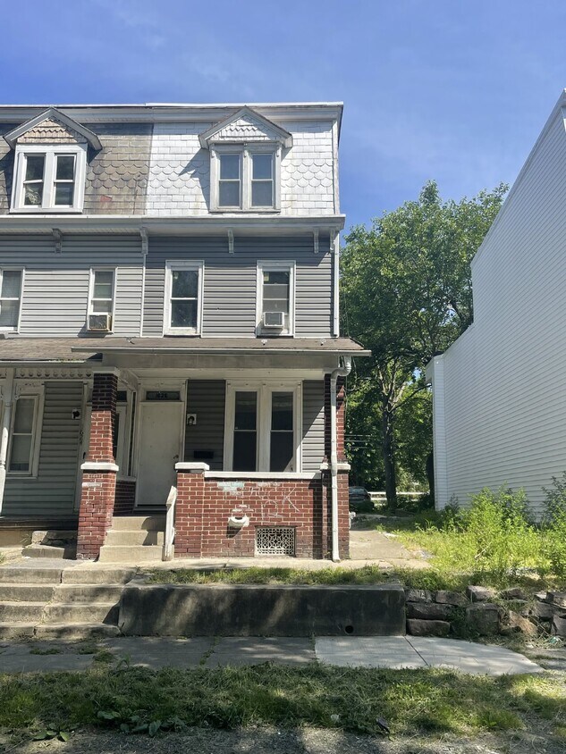 Primary Photo - 5 bedroom 1.5 bath. Home available now.