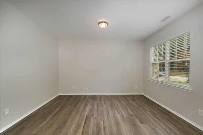 Building Photo - Elegant 4 Bedroom 3 Bath Home with 1st Flo...
