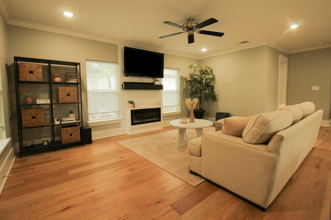 Living room - 633 N Morris St