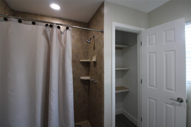 Foto del edificio - 6925 Avenue N