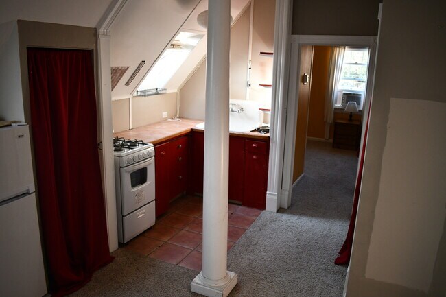 Kitchen, with skylight - 318 N Yakima Ave