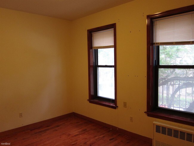 Foto del edificio - 1030 E 14th St