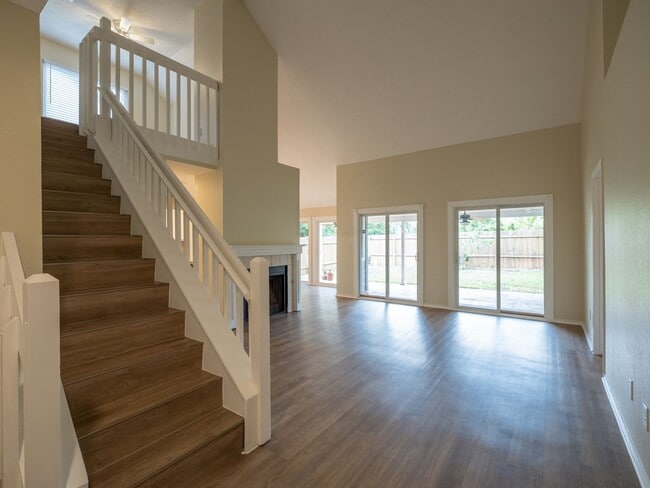 Building Photo - Charming 2-Bedroom Home with Versatile Loft Space – Prime Location.