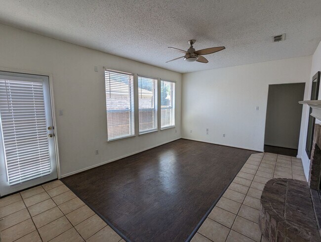 Building Photo - Cute 3 bedroom in Marine Creek