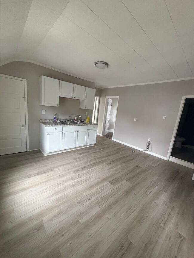 Building Photo - Lawn7100