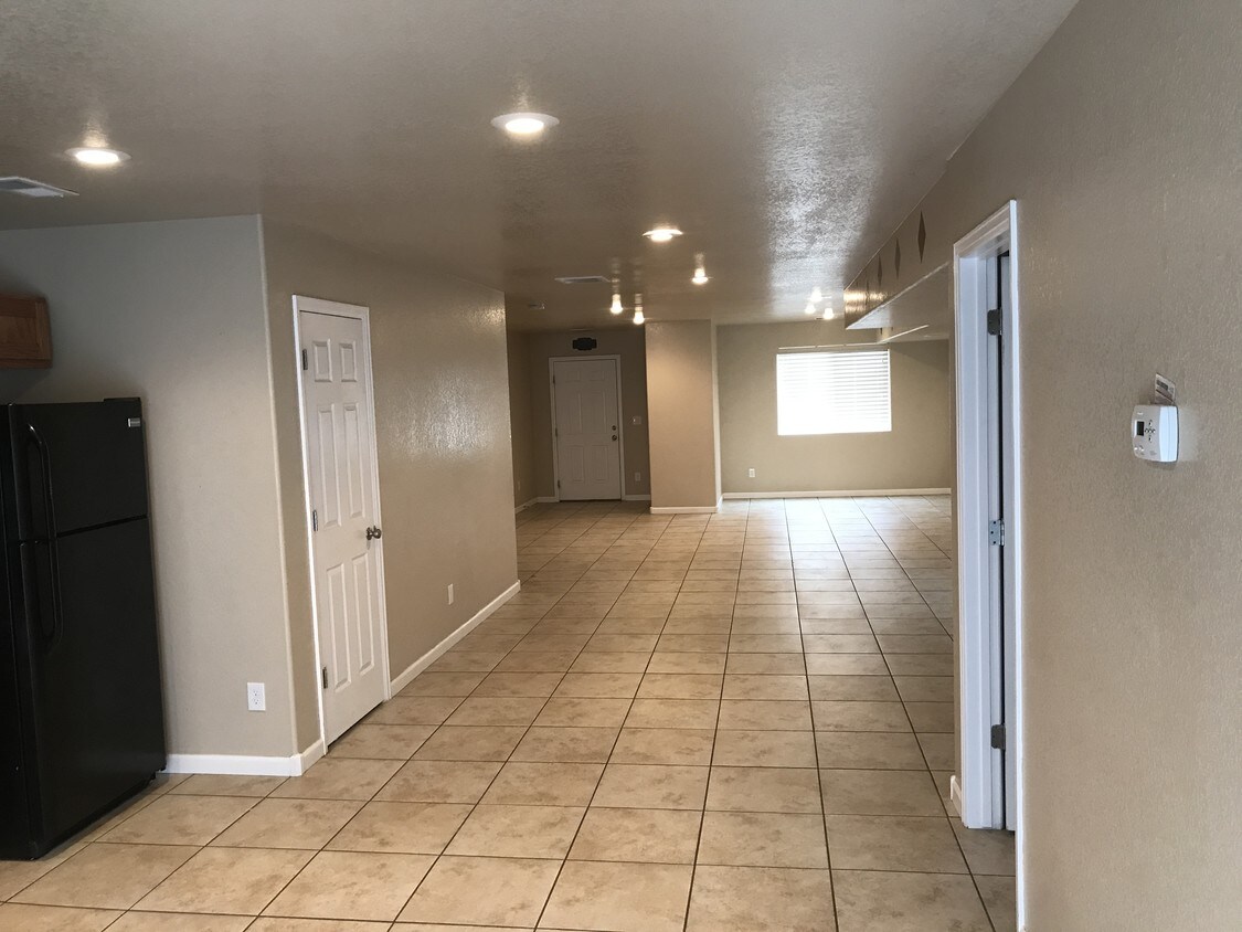 1000sq ft living room/kitchen/dining room - 1131 N Elma St