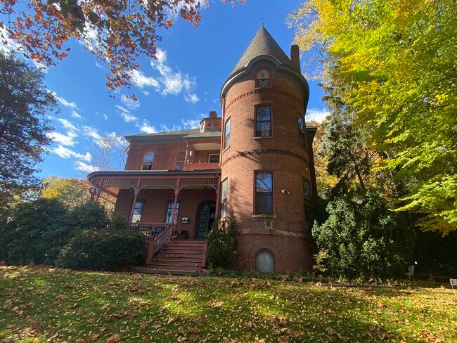 Building Photo - 335 Grand St