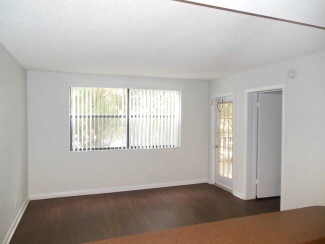 Foto del edificio - ONE BEDROOM ONE BATHROOM! WATERFRONT COMMUNITY!!