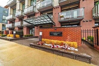 Building Photo - 3080-3080 Gladwin Rd