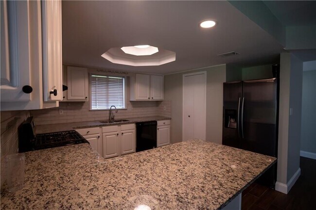 Building Photo - 2175 Surrey Ct