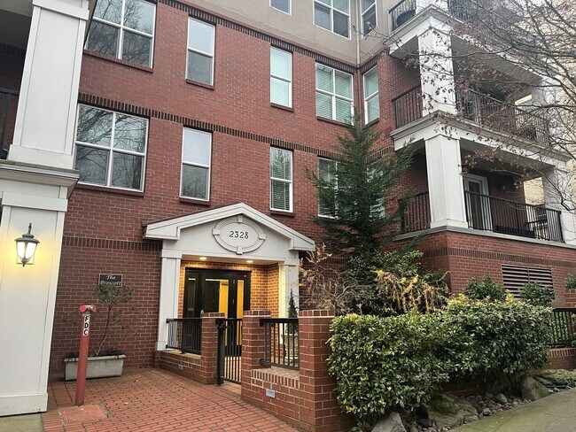 Foto del edificio - *Half off the second full month of rent!* This Wonderful Condo in the Trendy NW Portland Area is ...