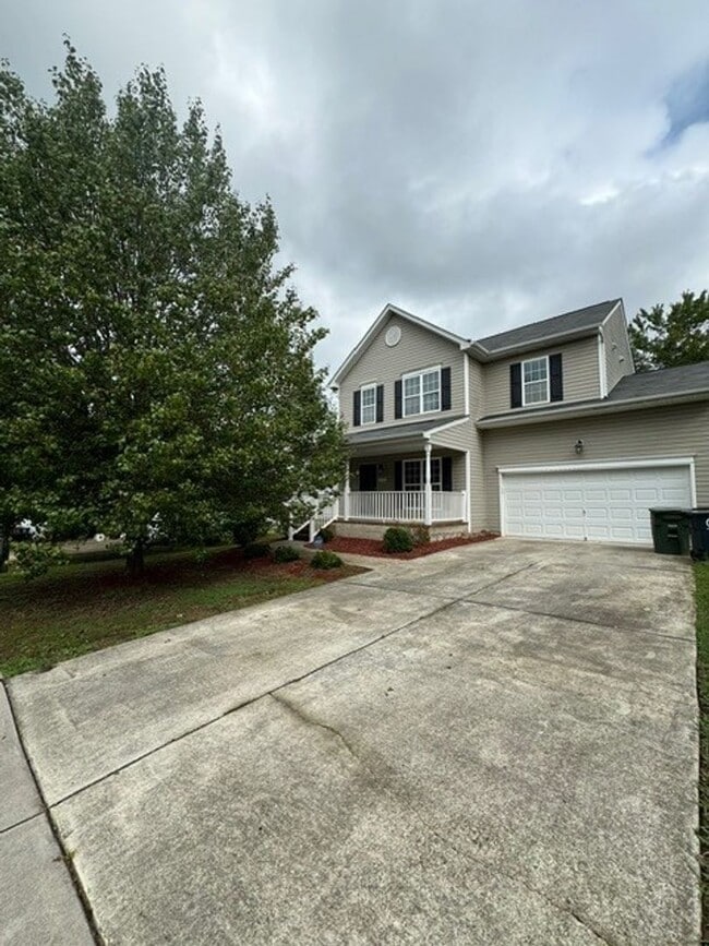 Building Photo - 4 Bed 2.5 Bath in Nice Neighborhood