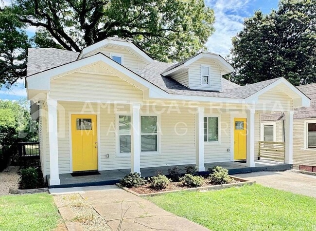Building Photo - Check out this 4 bed / 2 bath home! Availa...