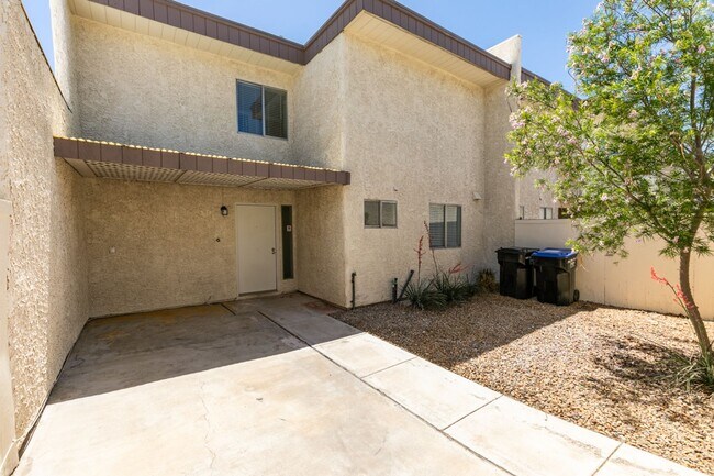 Foto del edificio - 2 Bedroom Townhome with 2 car attached garage in Henderson