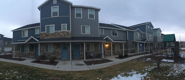 Building Photo - Amazing 2 Story Vineyard Townhome w/ 2 Car...