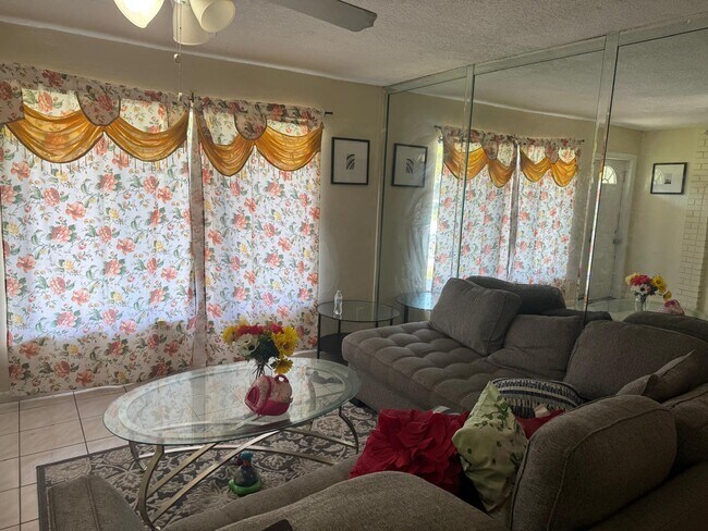 Foto del edificio - 6110 SW 16th St
