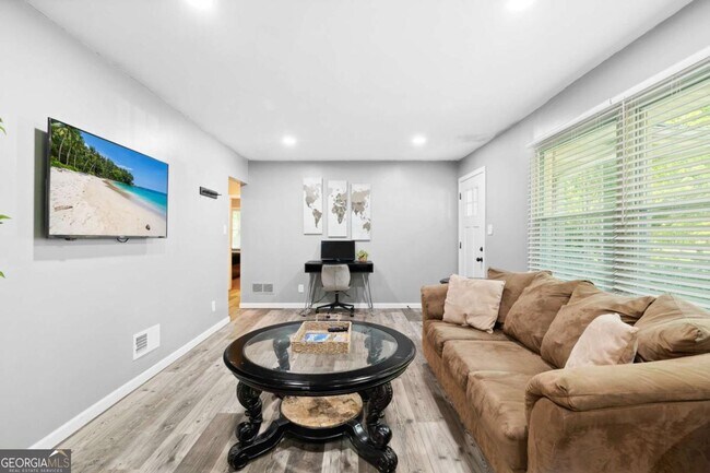 Building Photo - 2150 Meadowlane Dr SW