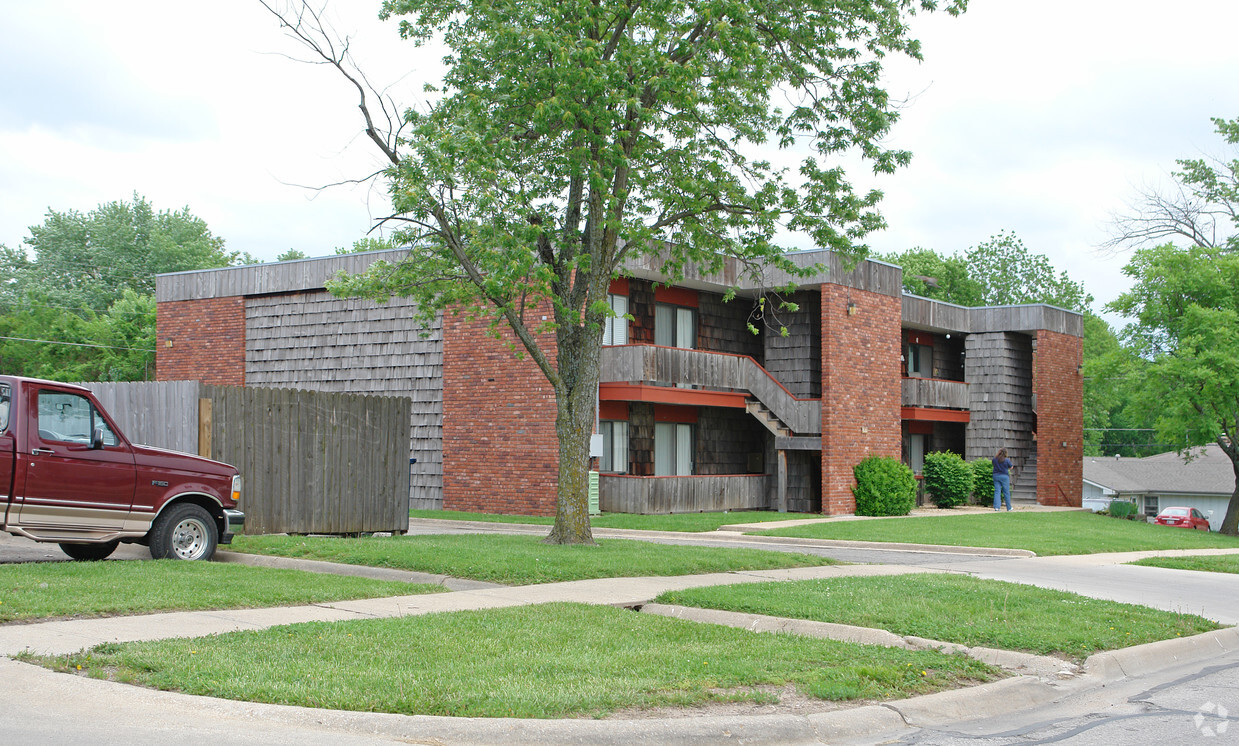 Primary Photo - 622-626 Schwarz Rd