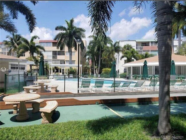 Foto del edificio - 1333 E Hallandale Beach Blvd
