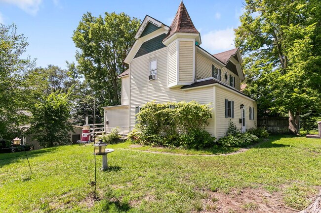 Foto del edificio - 303 W Lawrence St