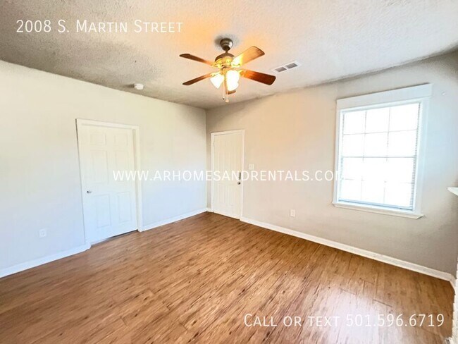 Building Photo - 2008 S Martin St