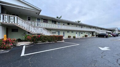 Building Photo - 960 Crystal Lake Dr