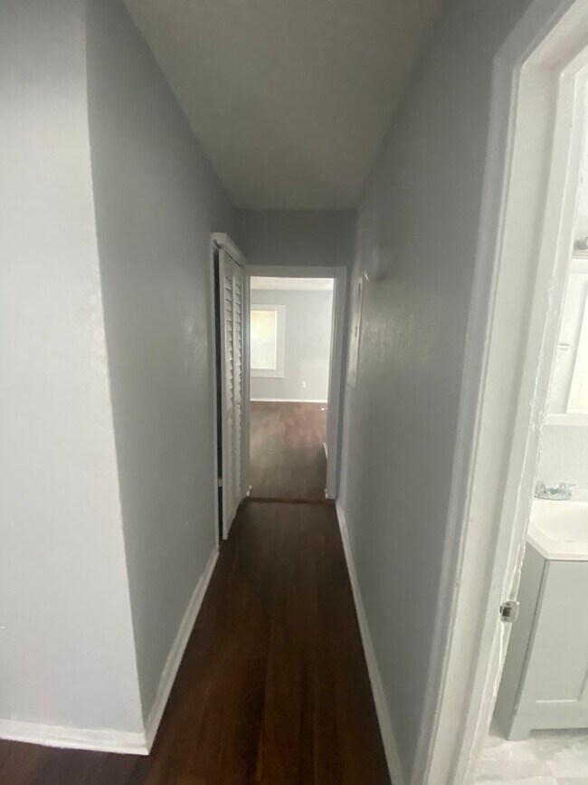 Building Photo - Beautiful 3 Bed 1 Bath