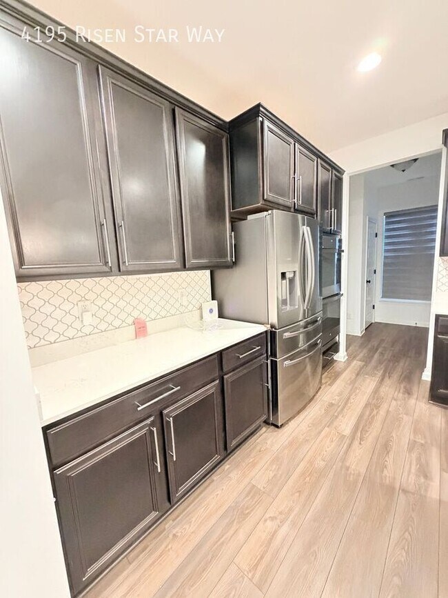 Foto del edificio - 4195 Risen Star Way