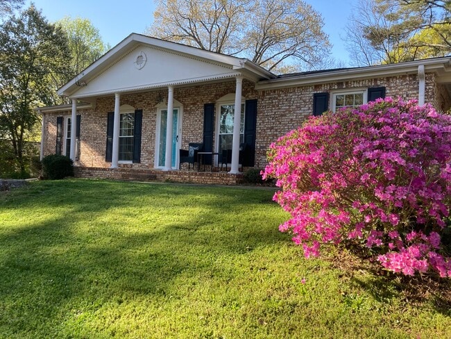 Building Photo - 1160 Saratoga Rd