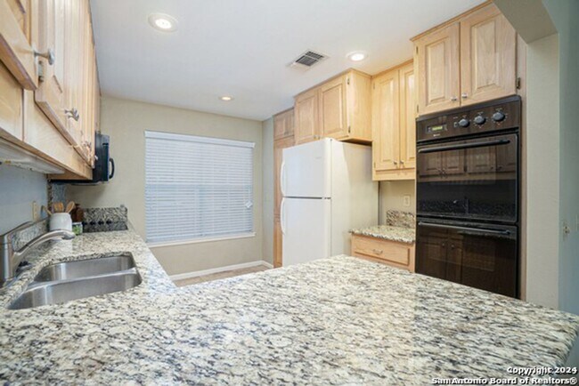 Building Photo - Alamo Townhouse!