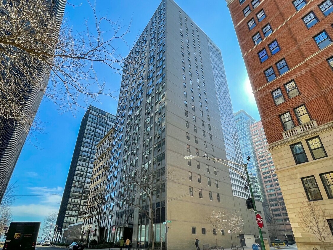Foto principal - 253 E Delaware Pl