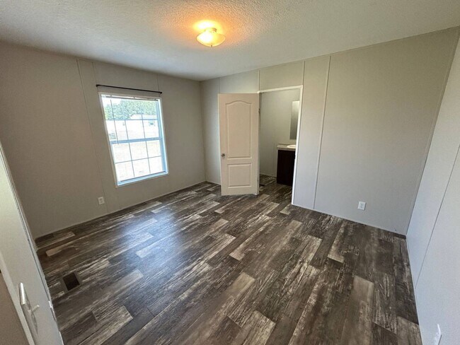 Building Photo - 1505 Bunnys Dr