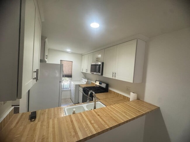 Building Photo - Amazing Deal 1 Bed 1 Bath for Rent Orange ...