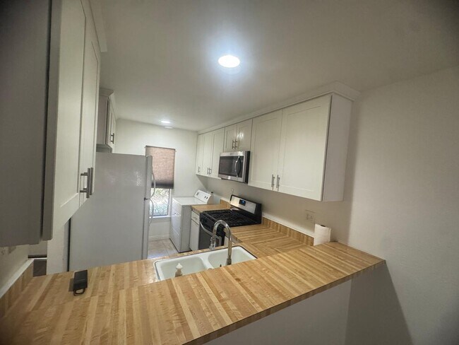 Foto del edificio - Amazing Deal 1 Bed 1 Bath for Rent Orange ...