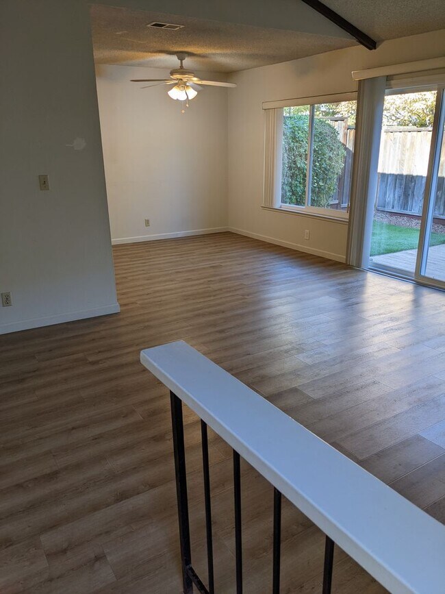 Building Photo - Cute Townhome in Campbell! One Car Garage ...