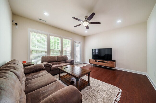 Foto del edificio - 226 Daymire Glen Ln