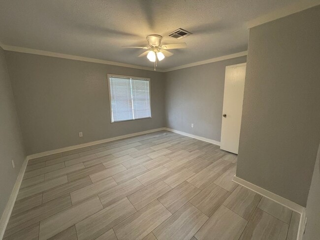 Building Photo - House for rent!