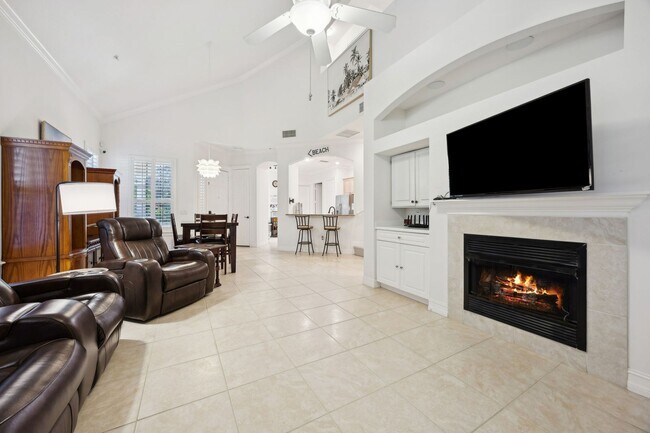 Foto del edificio - WALK TO THE BEACH!