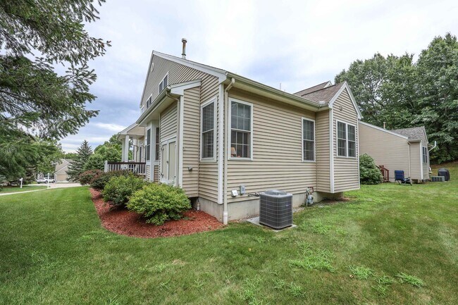 Foto del edificio - 8 Reed Dr