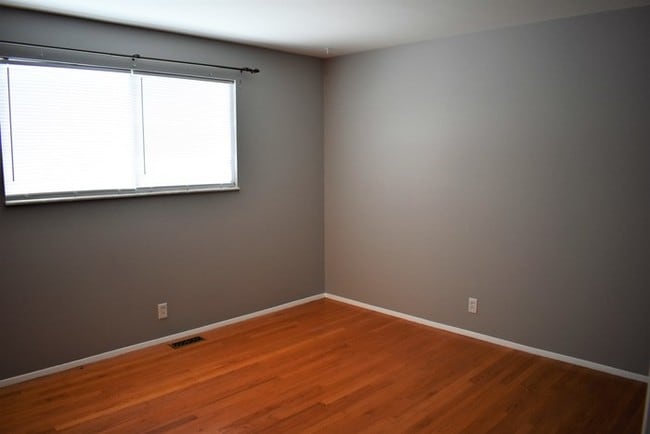 Building Photo - Spacious 3 Bedroom Ranch