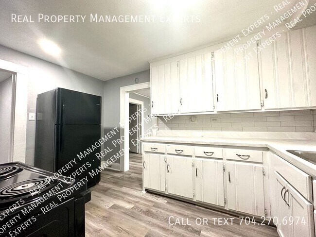 Building Photo - **MOVE IN SPECIAL!**Beautifully Renovated ...