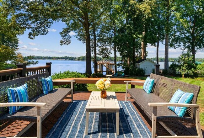 Building Photo - Lakefront Living