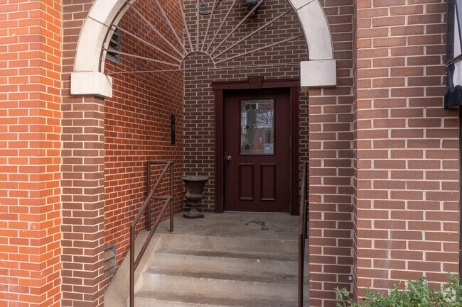 Entrada - 859 W Armitage Ave