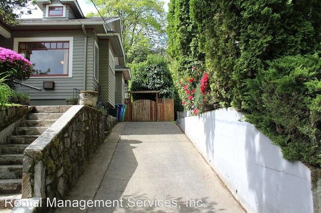 Building Photo - 4 br, 1 bath House - 3324 NE Peerless Pl