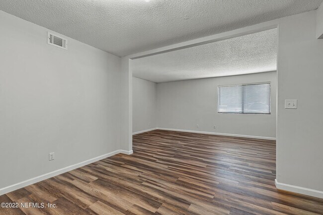 Foto del edificio - 3765 Crown Point Rd