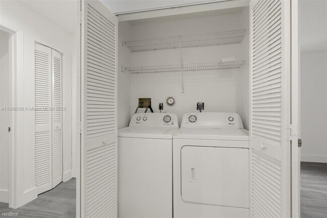 Building Photo - 3 br, 2 bath House - 224 E Bayridge Dr